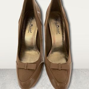 High heel, 1 3/4” Plataform Comfort width Shoes. Tan, Cream